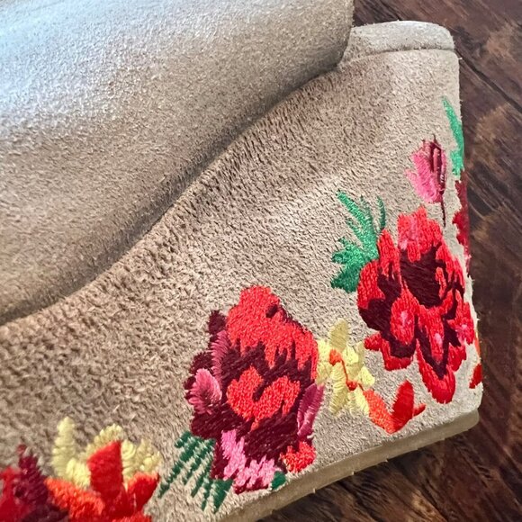 Kenneth Cole Beige Suede Wedge Sandals With Red Floral Embroidery Size 10 - Picture 3 of 14